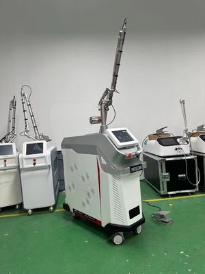 Máquina láser de peeling de Cabon de potencia máxima con 6 cabezas láser 2700W Potencia láser 532nm 1064nm 755nm 1320nm